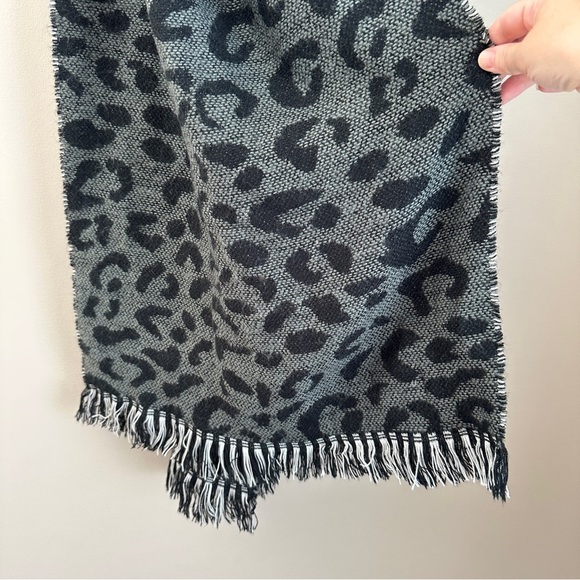 Simply Southern Reversible Scarf Black White Houndstooth Leopard Fringe Wrap - Picture 3 of 4